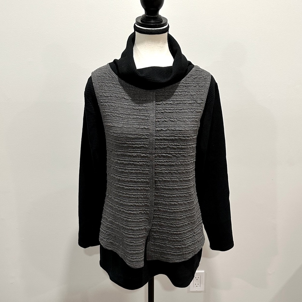 NWOT Gray and Black Ribbed Long Sleeve Sweatshirt